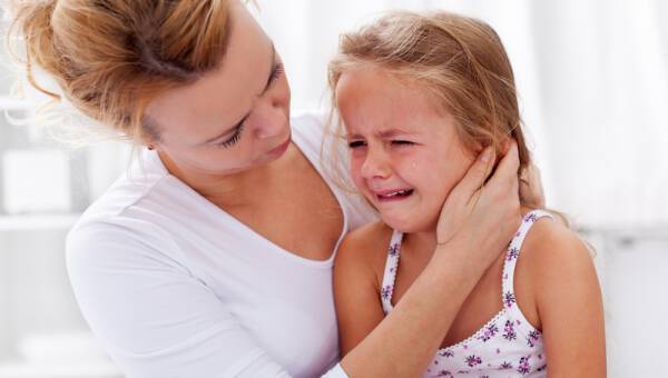 Πόνος στο αυτί του παιδιού: Τι να κάνετε σε κάθε περίπτωση