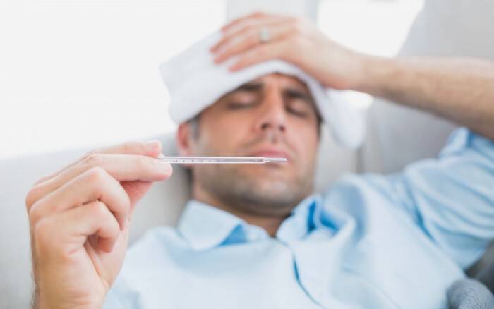 Υπερθερμία: Πού οφείλεται και σε τι διαφέρει από τον πυρετό