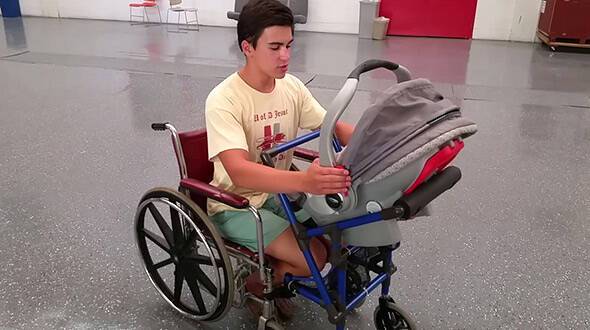 16χρονος έφτιαξε ένα πρωτότυπο παιδικό καρότσι για ανάπηρη μαμά!