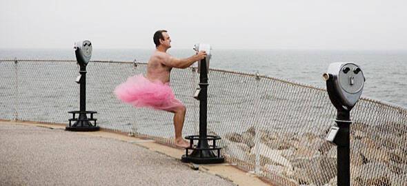 Σύζυγος ντύνεται μπαλαρίνα για να χαρίσει γέλιο στην καρκινοπαθή γυναίκα του!