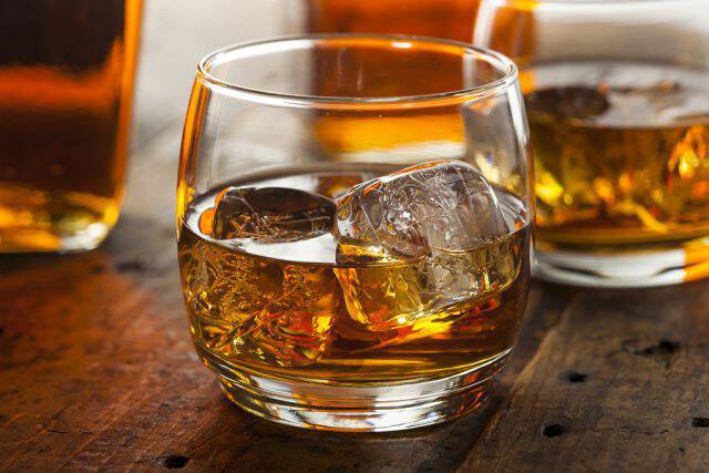 Αλκοόλ: Πόσο αυξάνει την αρτηριακή πίεση στα νεαρά άτομα