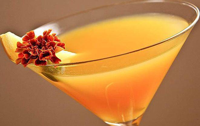 Φτιάξτε δροσιστικό Peach martini cocktail για εσάς και την παρέα σας!