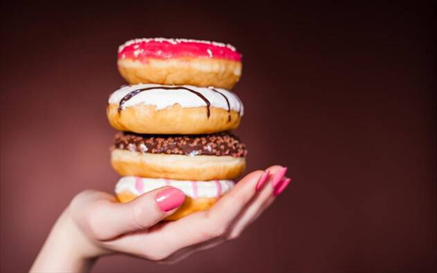 Ποιοι είναι οι 4 σημαντικότεροι λόγοι που μας ωθούν στις διατροφικές υπερβολές;