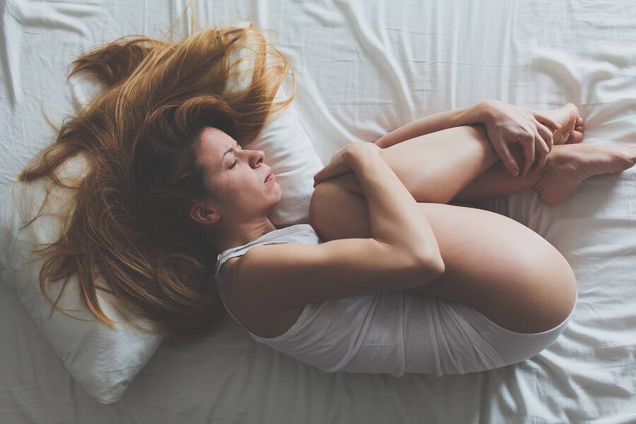 Ποια είναι η ιδανική στάση στον ύπνο για τις γυναίκες όταν έχουν περίοδο