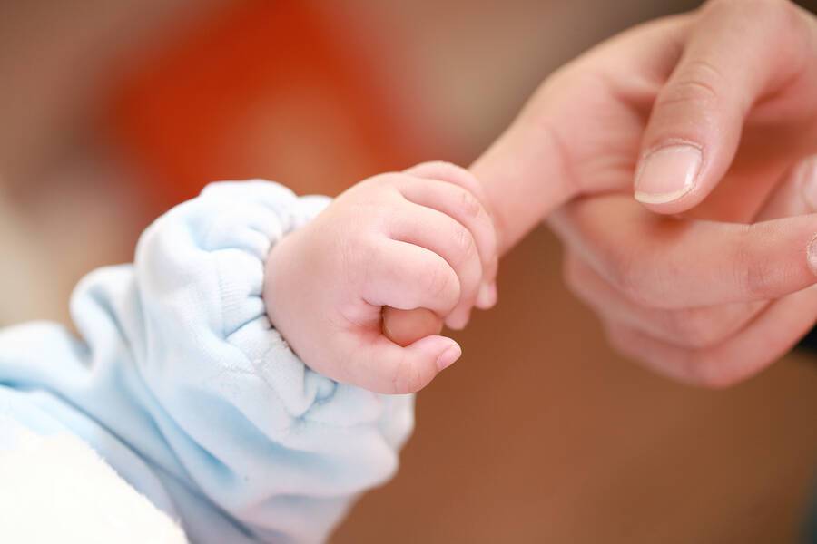 «Ταρακούνημα» μωρού: Τι πρέπει να γνωρίζουν όλοι οι γονείς