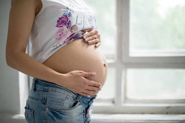 Φολικό οξύ στην εγκυμοσύνη: «Ασπίδα» ενάντια στον αυτισμό, «όπλο» ενάντια στα παρασιτοκτόνα