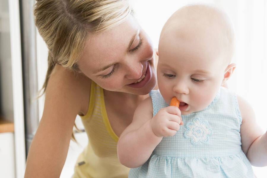 Το μωρό αρχίζει να τρώει στερεές τροφές: Τι πρέπει να γνωρίζετε για να αποφύγετε τον κίνδυνο πνιγμού