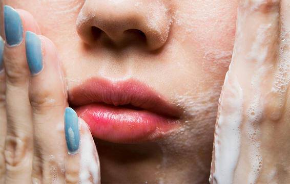 Ξηροδερμία: 5 τρόποι να προστατέψεις το δέρμα σου τον χειμώνα