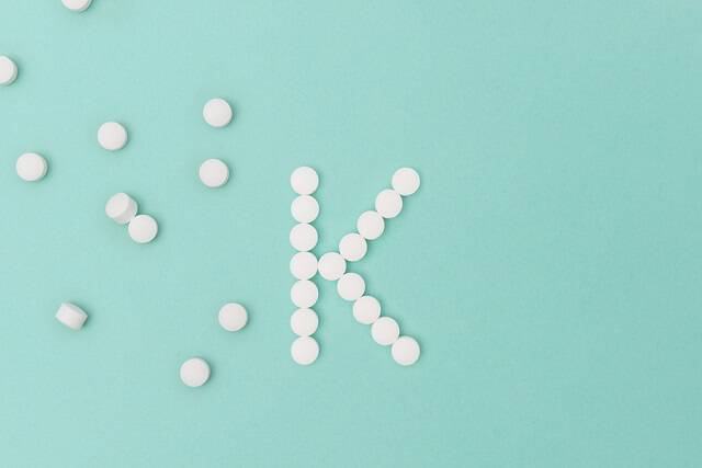 Βιταμίνη Κ2: Πού βρίσκεται και γιατί πρέπει να τη συνδυάζετε με τη βιταμίνη D