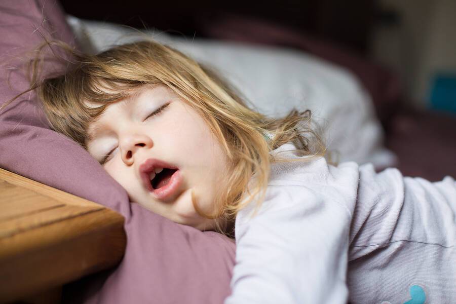 Παιδί που κοιμάται λίγο: Γιατί αυξάνει ο κίνδυνος παχυσαρκίας