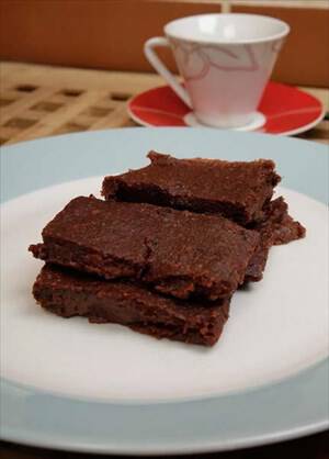 Πώς να φτιάξετε υγιεινά, ελαφριά brownies με γλυκοπατάτα και παντζάρι από την ειδικό