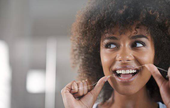 Τα 6 καθημερινά λάθη που κιτρινίζουν τα δόντια σας