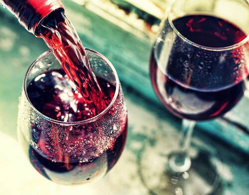 Αποτοξινωτικό το αλκοόλ για τον εγκέφαλο – Σε ποια ποσότητα είναι ευεργετικό
