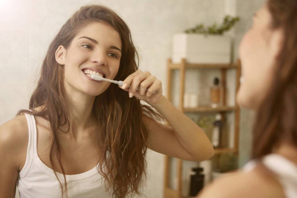 Η πρωινή συνήθεια που μπορεί να βλάψει την υγεία των δοντιών σου, σύμφωνα με επιστήμονα