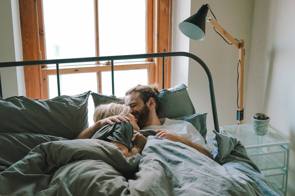 10 πράγματα που κάνουν τα ευτυχισμένα ζευγάρια πριν πάνε για ύπνο