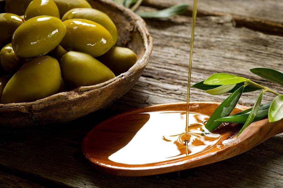 bigstock olive oil over spoon 27485588